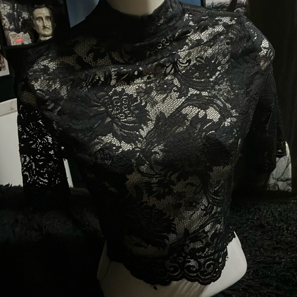 Black lace crop - Picture 1 of 2